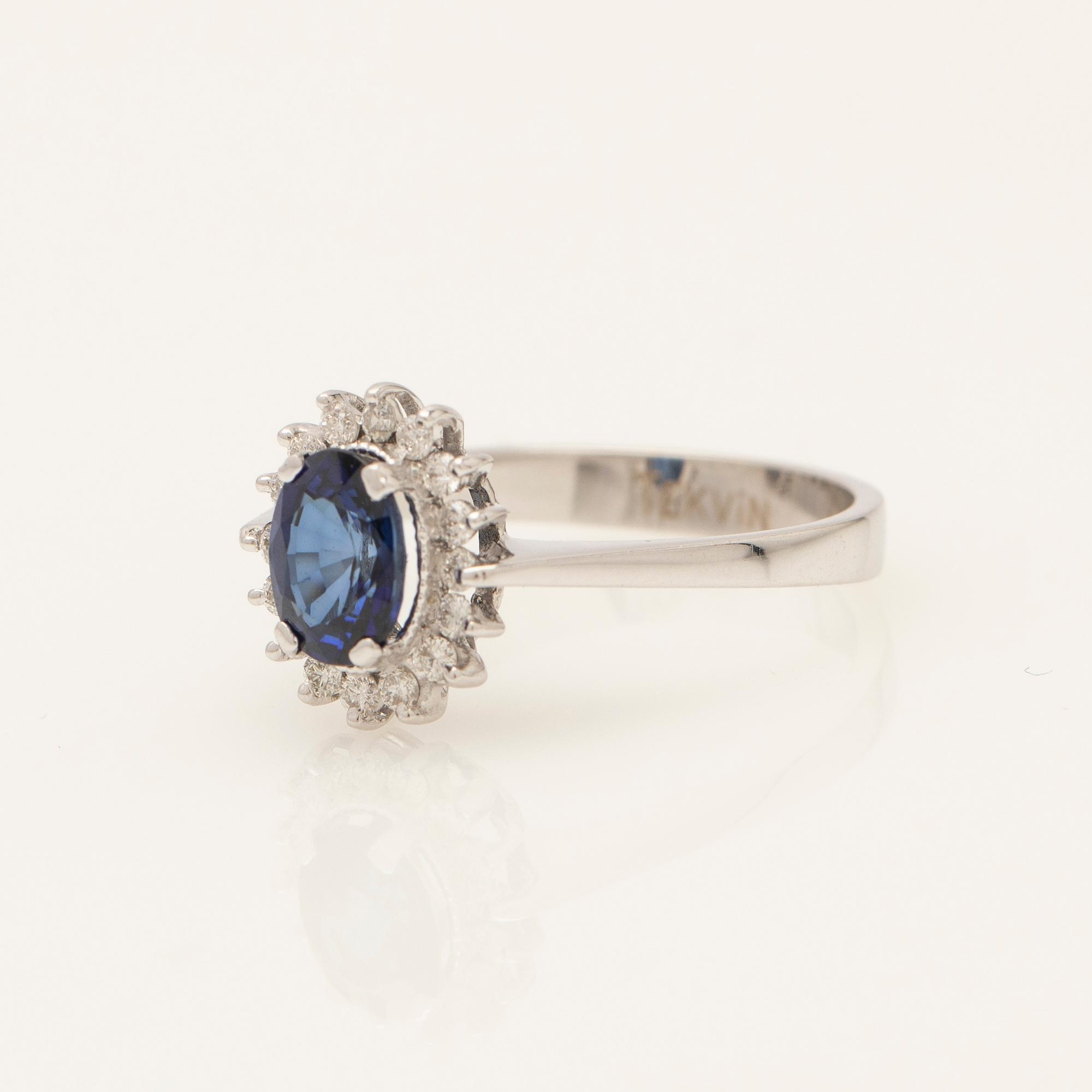 Ring, 18k vitguld med safir och diamanter.
