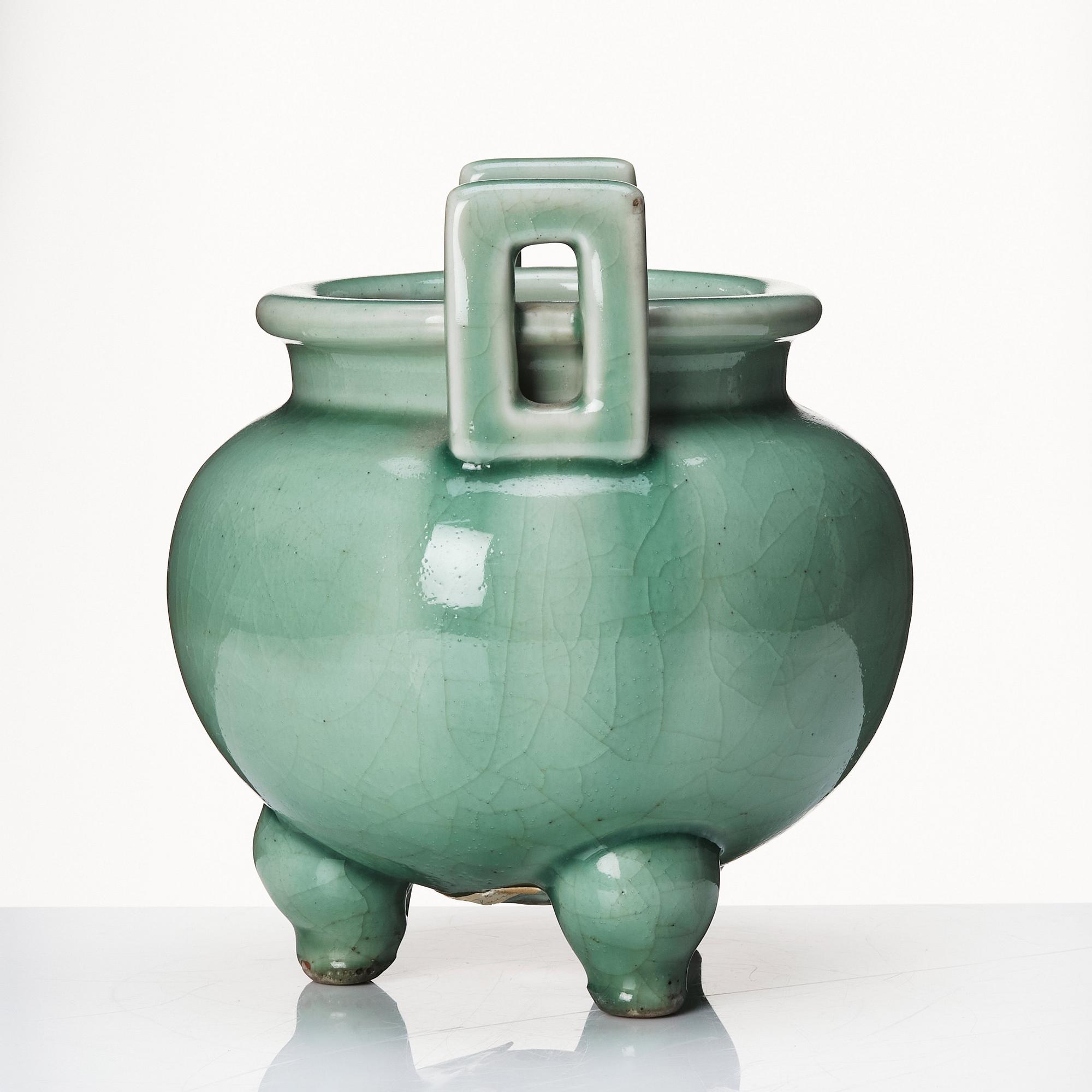 Rökelsekar, tripod, celadon. Qingdynastin (1644-1912).