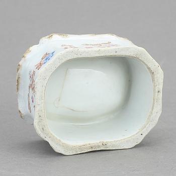 SALTKAR OCH FAT, porslin, Qianlong, Kina 1700-tal resp Japan tidigt 1900-tal.