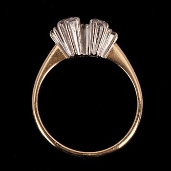 RING, Briljantslipade diamanter ca 0,40 ct. 18K guld. A. Tillander, Helsingfors 1970. Vikt 4.4 g.