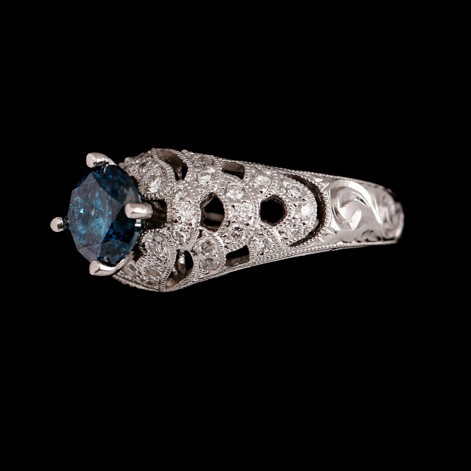 RING, 18 k vitguld, briljantslipad diamant ca 1.92 ct, mindre diamanter tot ca 0.75 ct. Tot. ca 2.67 ct.