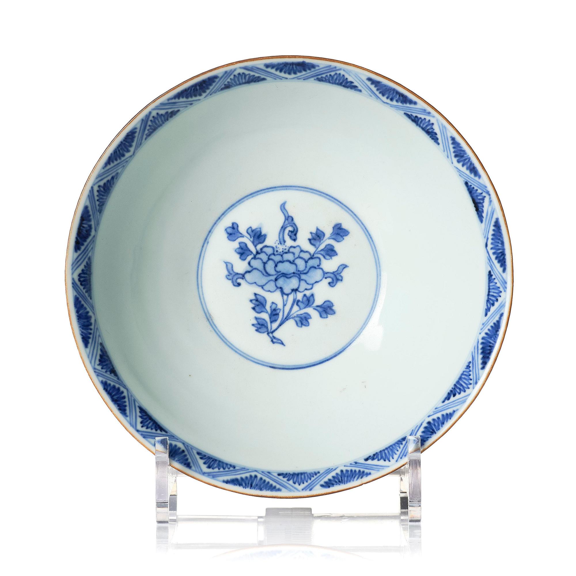 A blue and white bowl, Transition, 17th century.