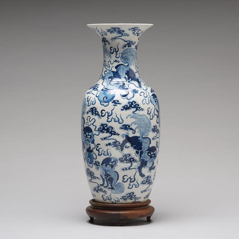 A blue and white vase, Qing dynasty, 19th Century.