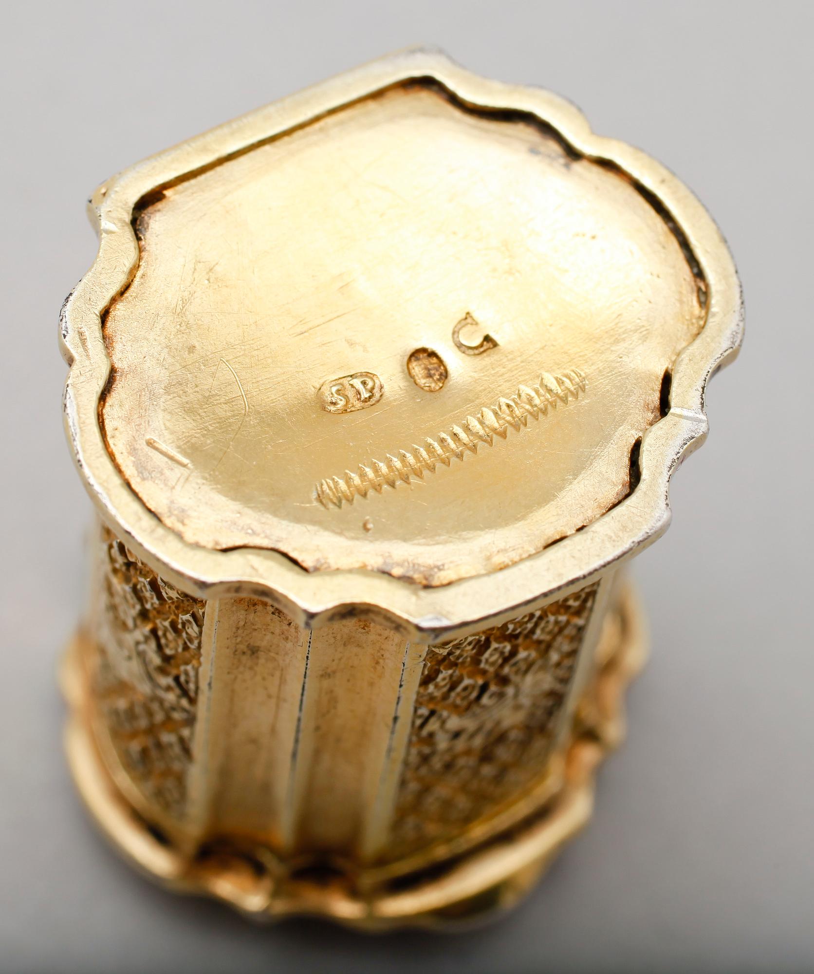 DOSA, förgyllt silver, Samuel Presser, Linköping 1761. Vikt ca 27 g.