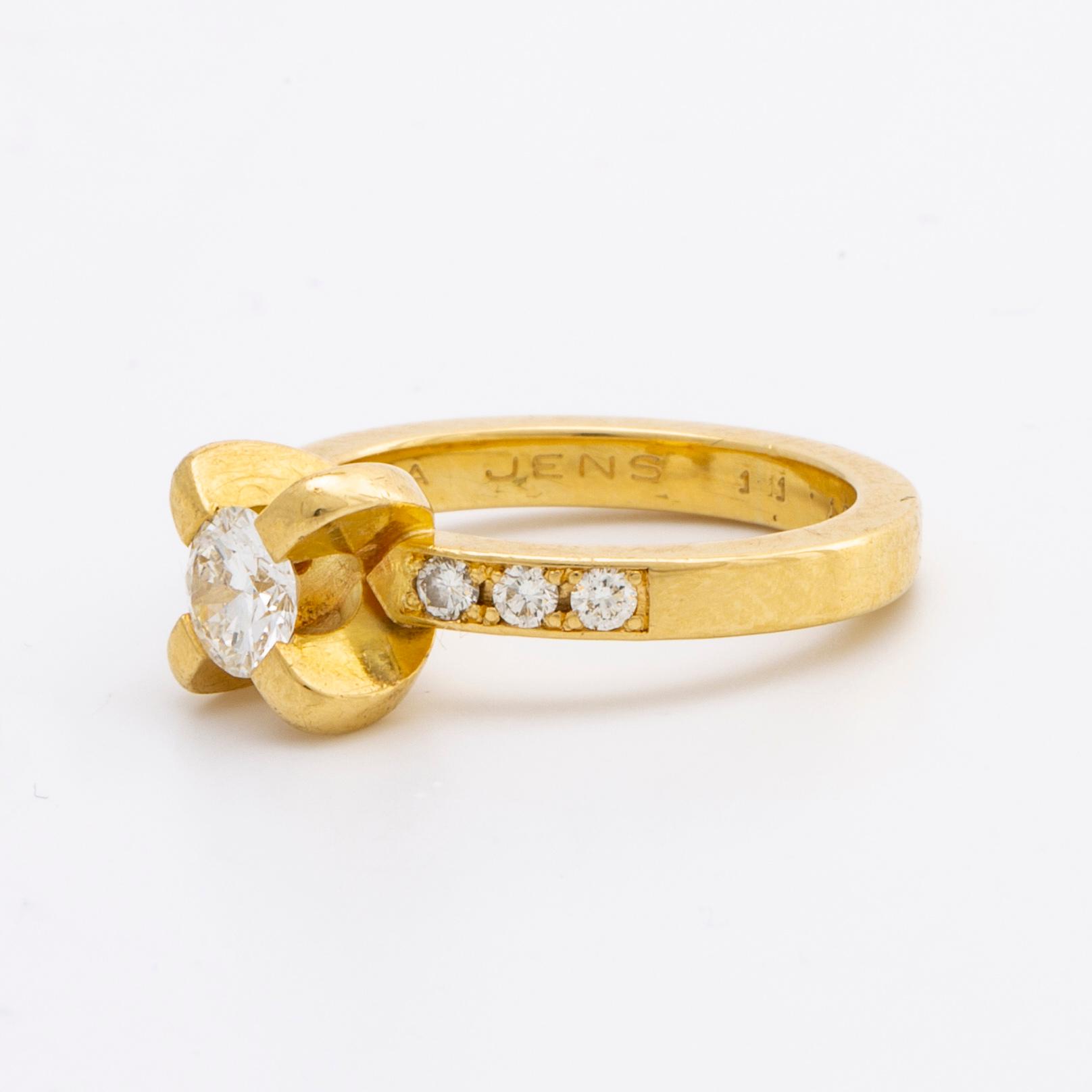 RING 18K guld m 1 briljant ca 0,50 ct ca H-I VS och 6 mindre briljanter ca 0,15 ct totalt.