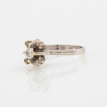 Ring, 18K vitguld med briljantslipade diamanter.