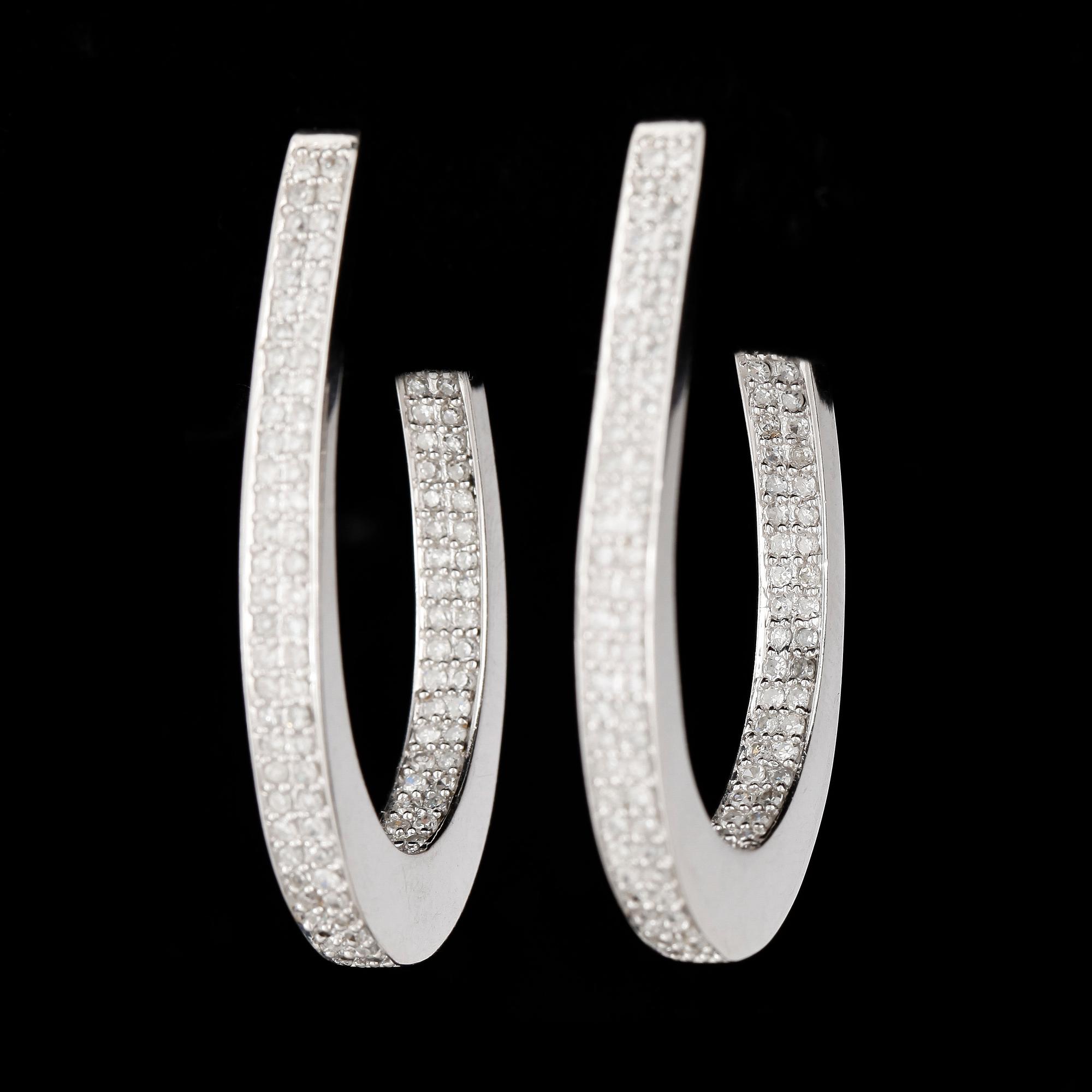 ÖRHÄNGEN, ett par, 14k vitguld med briljantslipade diamanter tot ca 1 ct. Total vikt ca 7,8 gram.