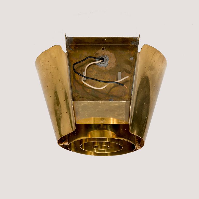 PAAVO TYNELL, VÄGGLAMPA, 9465. Mässing, skärm med perforerat mönster. Tillverkare Oy Taito Ab, sent 1940-tal.