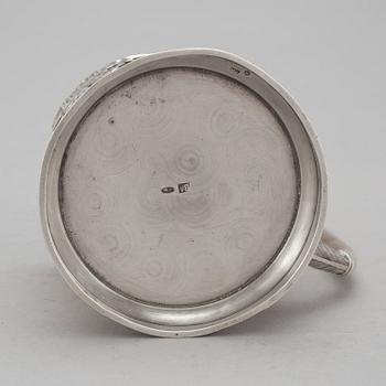 TEGLASHÅLLARE, silver. Oidentifierade stämplar, Moskva 1908-1917. Daterad i gravyren 1917. Vikt ca 197 gram.