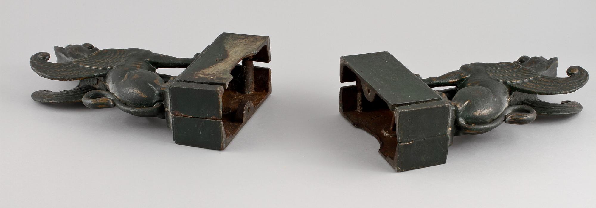 BOKSTÖD, ett par, mörkpatinerad metall, 1900-tal.