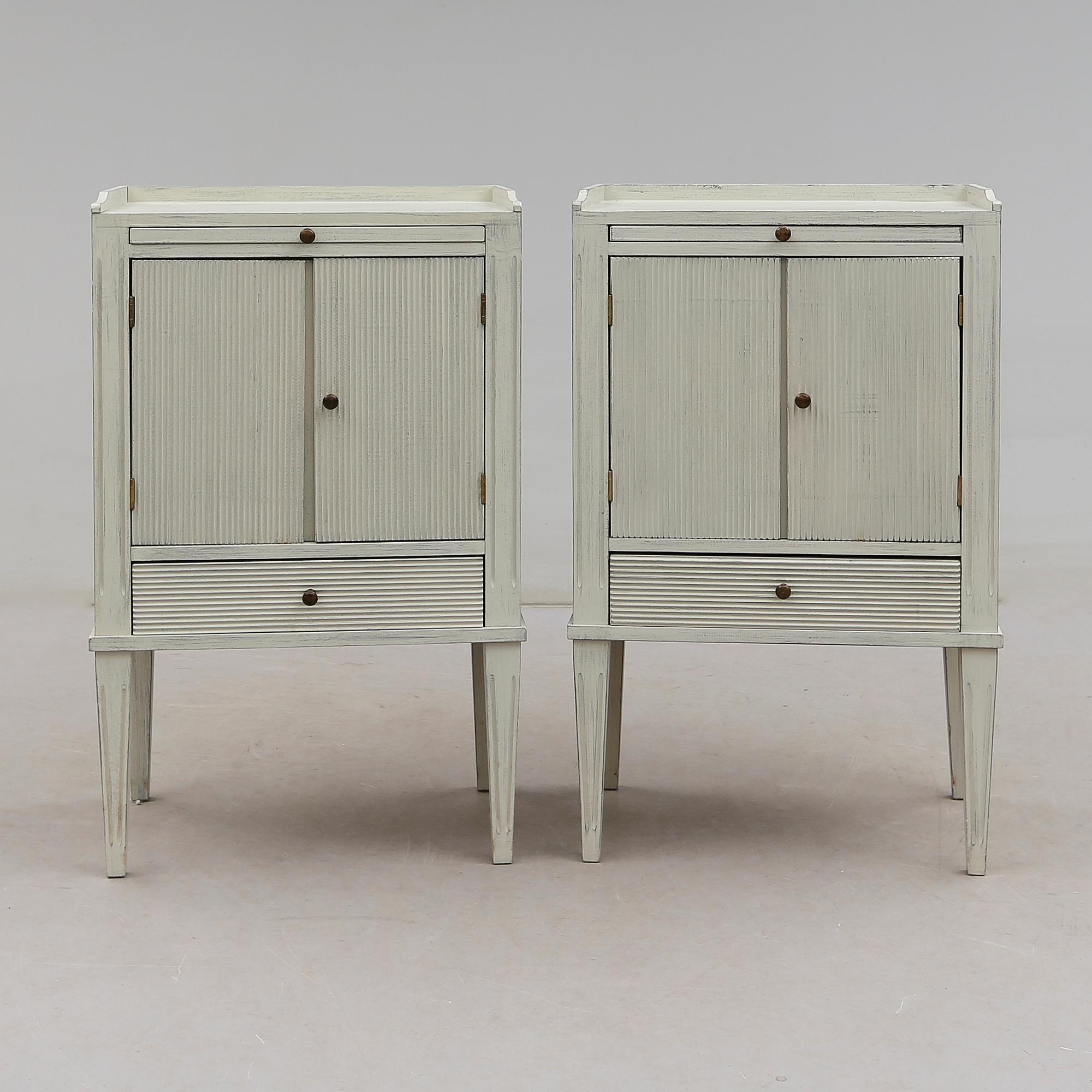 SÄNGBORD, 1 par, gustaviansk stil, 1900-talets andra hälft.