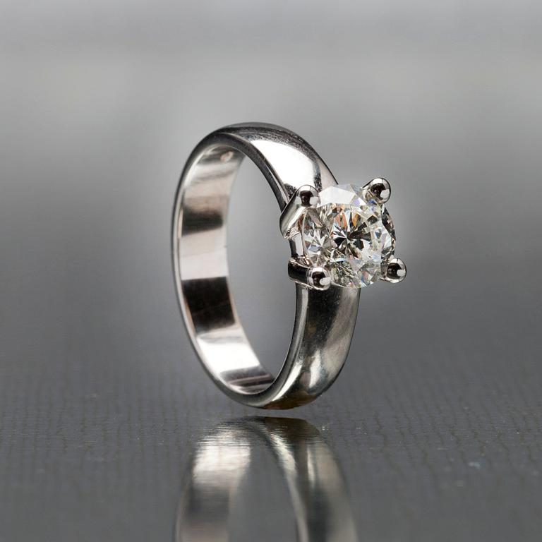 RING, vitguld 14K, briljantslipad diamant 1,58 ct. Vikt 5,67 g. Intyg.