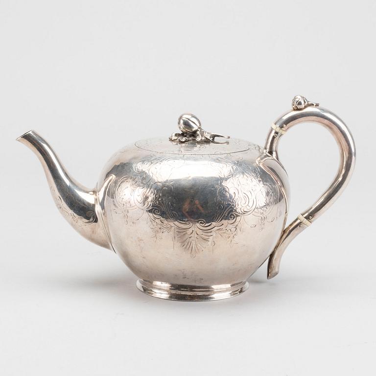 A SILVER TEAPOT LAMBERT COVENTRY St. 1860-1- London.