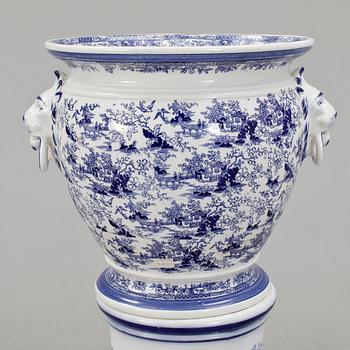 URNA med PIEDESTAL, flintgods, Rörstrand, sekelskiftet 1900.