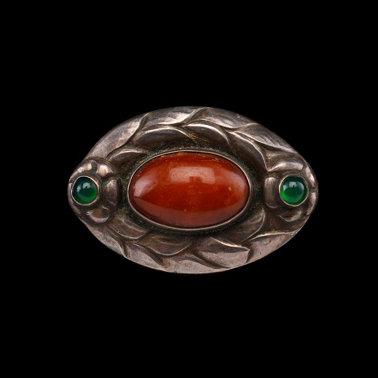 RINTANEULA,  826 hopeaa , mripihkaa, agaatti.  Georg Jensen Kööpenhamina 1904-08. Leveys 3,8 cm.