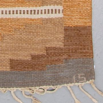 A CARPET, flat weave, signed IS (Ingegerd Silow), around 281 x 195 cm.