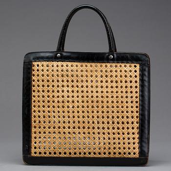 VÄSKA, svart skinn samt rotting. 1960-tal.