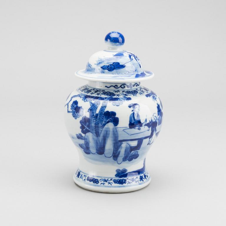 A LID URN made in porcelain, around 1900.