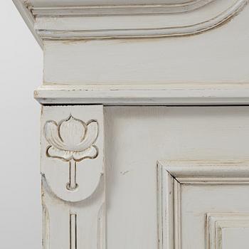 An Art Nouveau clothes cabinet, around 1900.