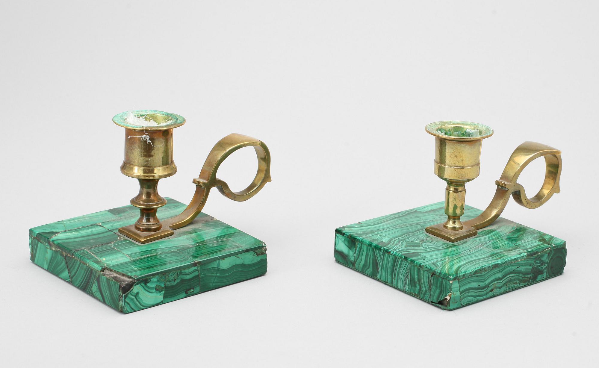 LJUSSTAKAR, ett par, malakit, 1900-tal.
