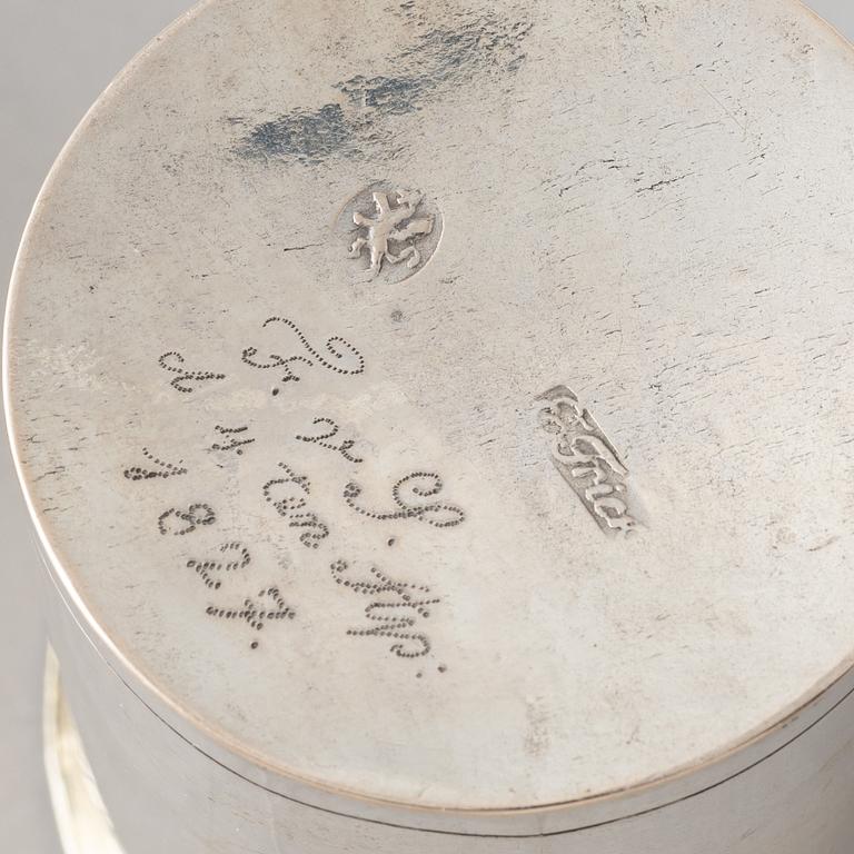 Fyra små silver bägare, 1800-tal, tre från Frankrike och en möjligen Tyskland (Darmstadt).