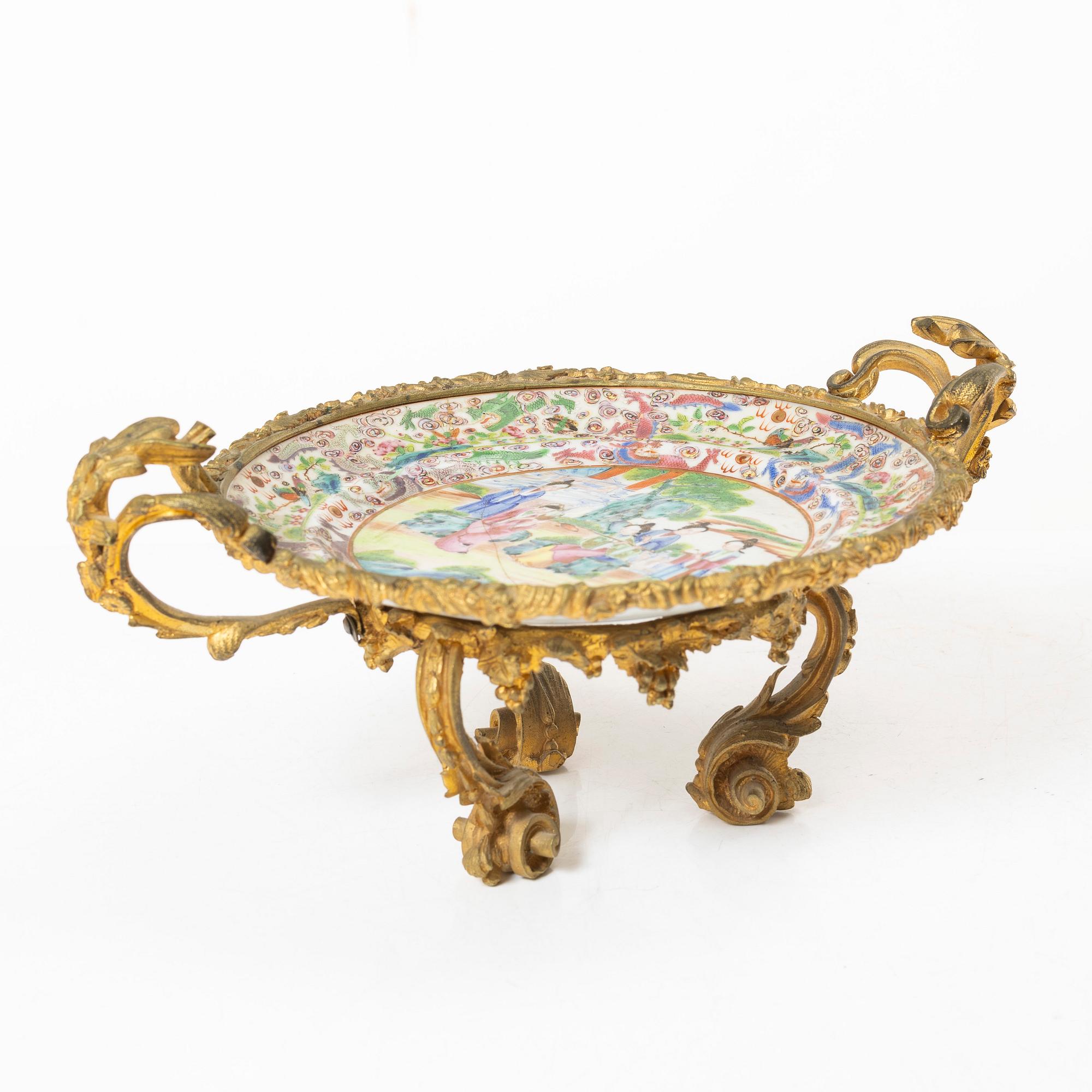 A pair of Chinese Export Canton dishes/tazzas, Qing dynasty, 19th century.