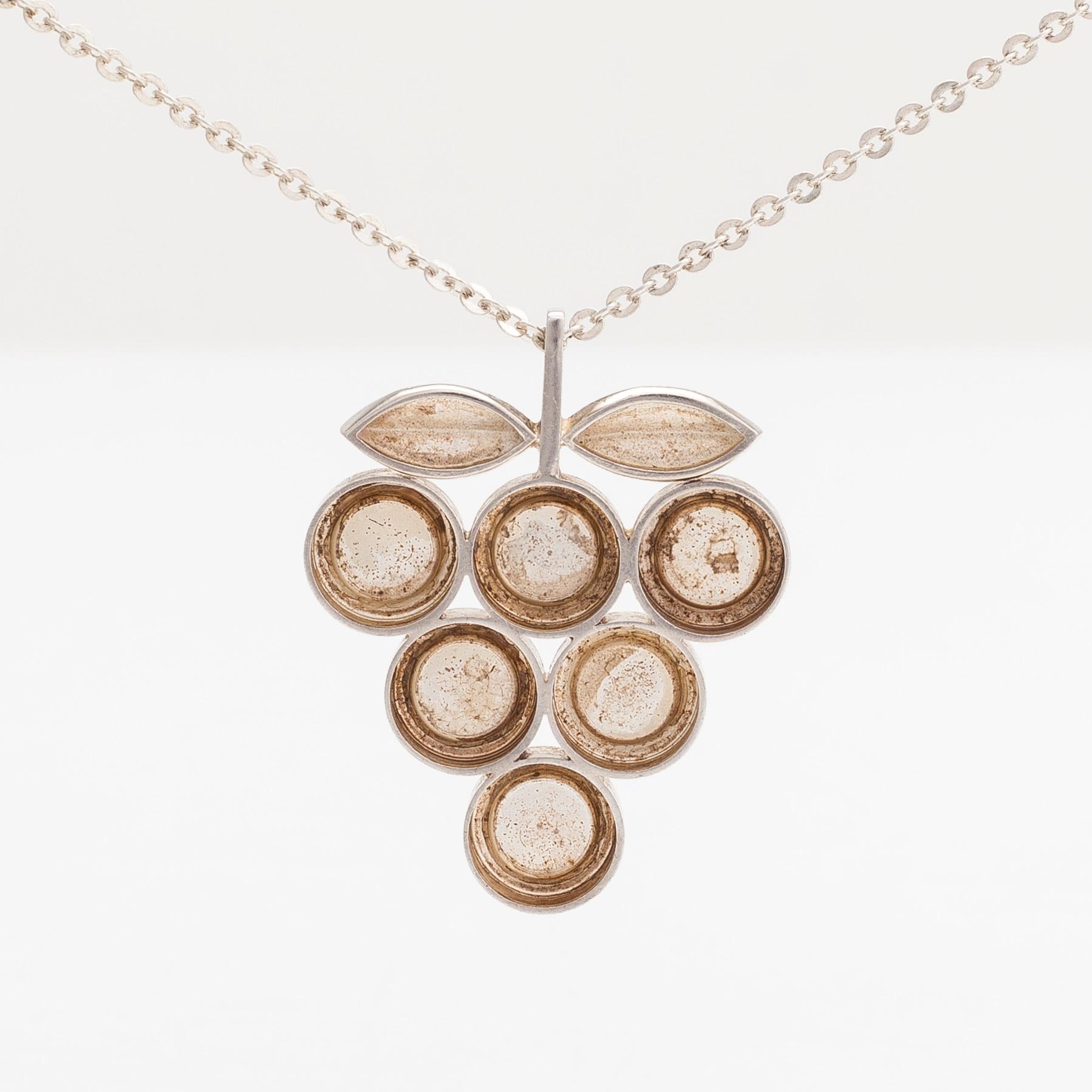 Nanny Still,  A sterling silver and titanium necklace. Kultakeskus, Hämeenlinna 1976.