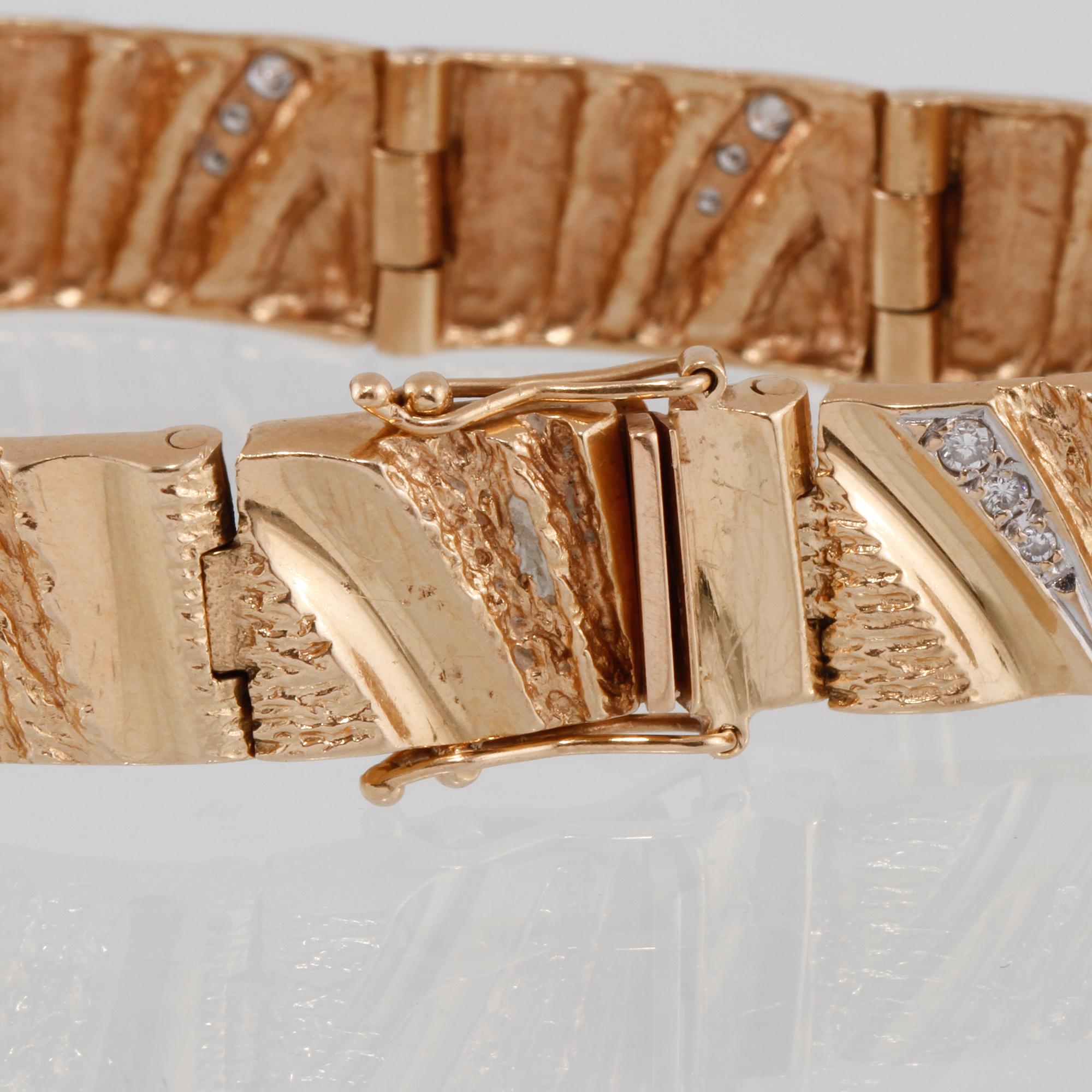 ARMBAND, 18K guld och vitguld med briljantslipade diamanter 0.54 ct, "Vildmark", Carlsen, Sundsvall, 1997. Vikt 41,9 g.