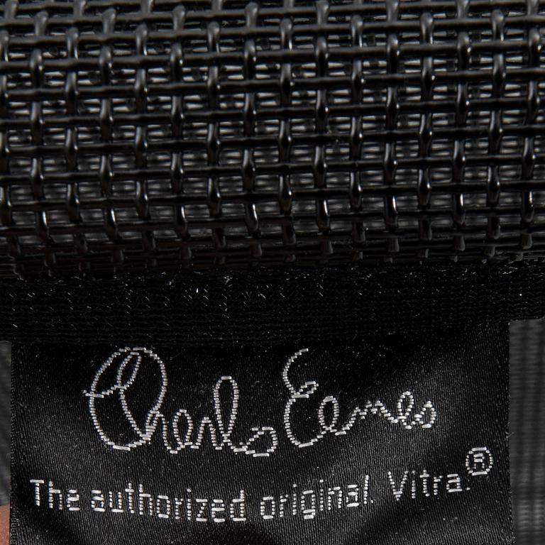 Charles & Ray Eames, karmstolar/skrivbordsstolar 2 st  EA108 Vitra 2014.