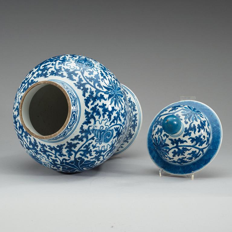 URNA med LOCK, porslin. Sen Qing dynastin, 1800-tal med Kangxis sex karaktärers märke.