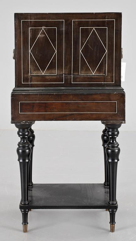 KABINETTSKÅP, troligen 1800-tal.