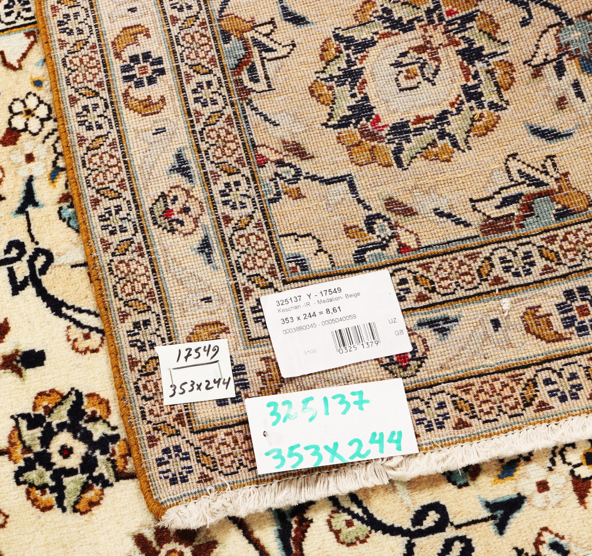 A Kashan carpet, c. 353 x 244 cm.