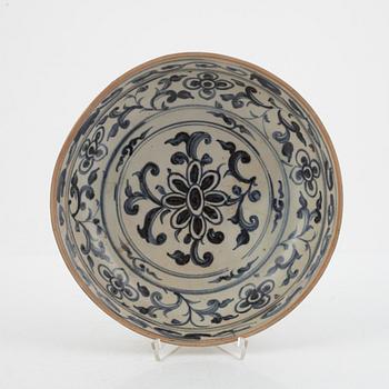 A blue and white porcelain bowl and two lidded boxes, China, Ming dynasty (1368-1644).