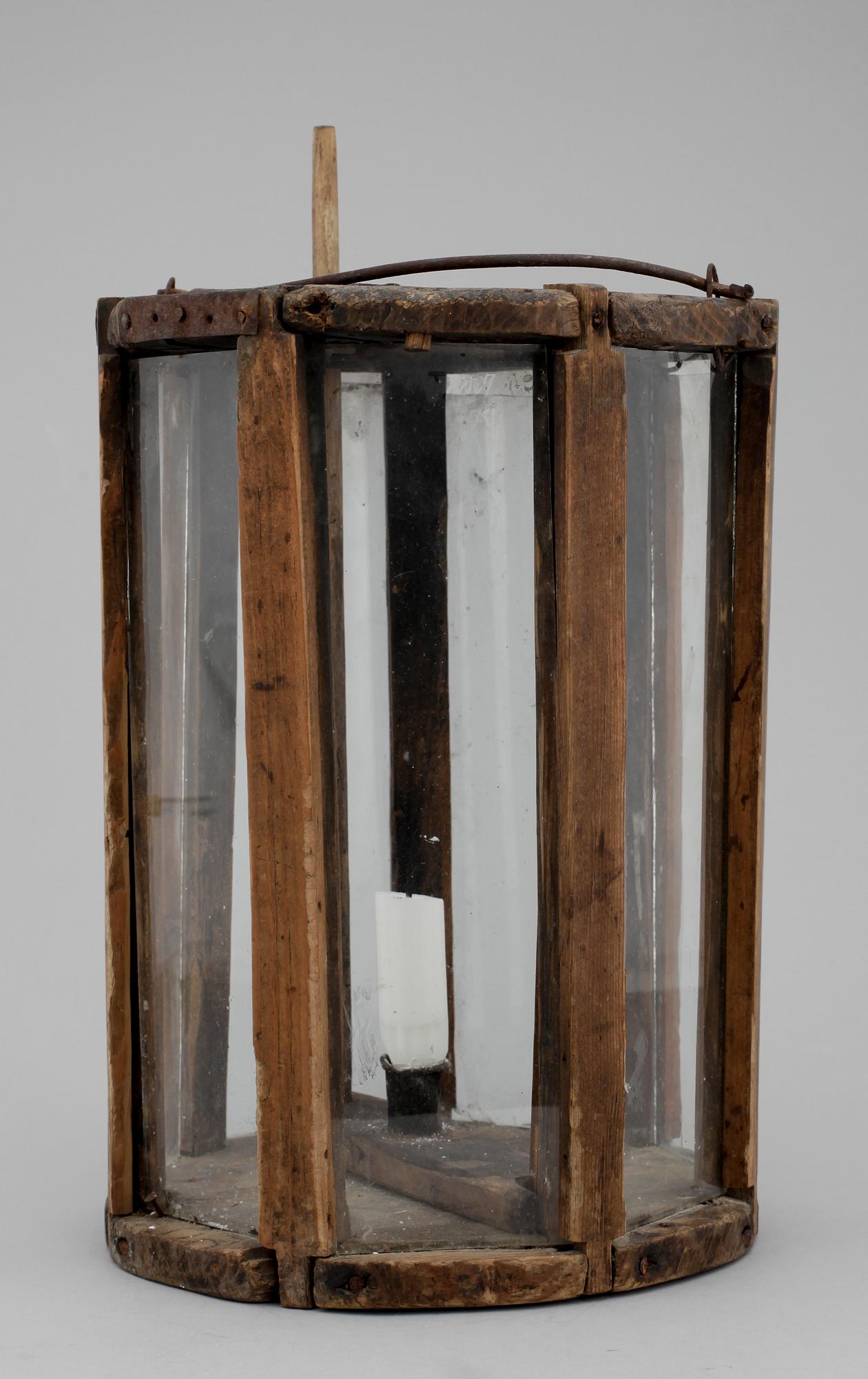 LYKTA, trä och glas. 1800-tal. Troligen Öland.