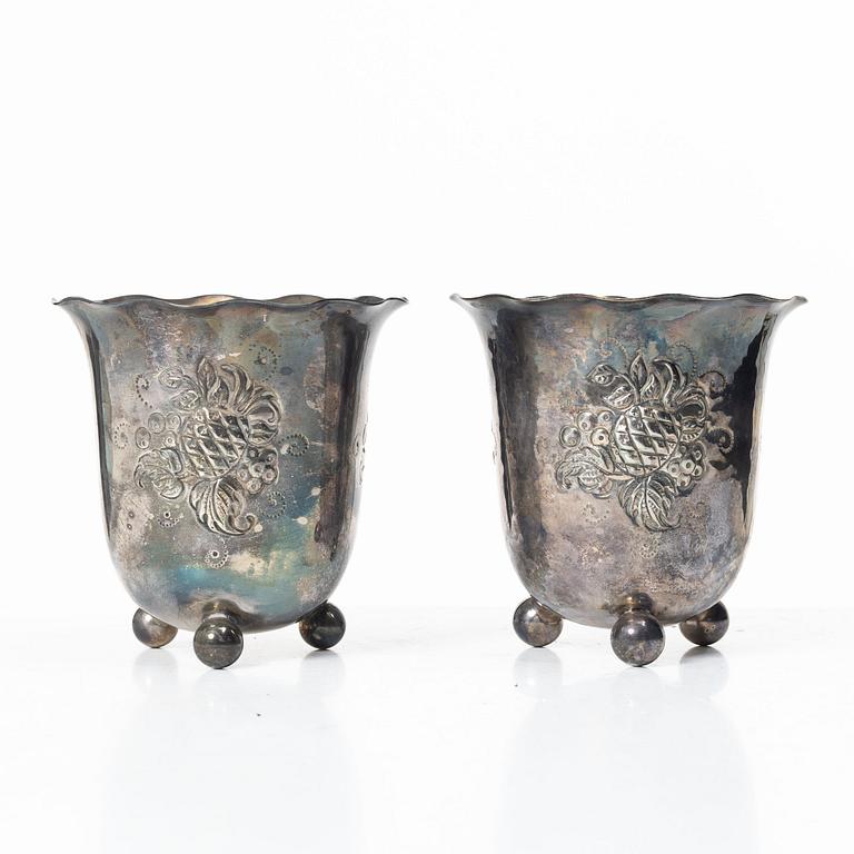 Guldsmedsaktiebolaget (GAB), Pair of similar silver beakers on foot, Stockholm, 1941–1946.