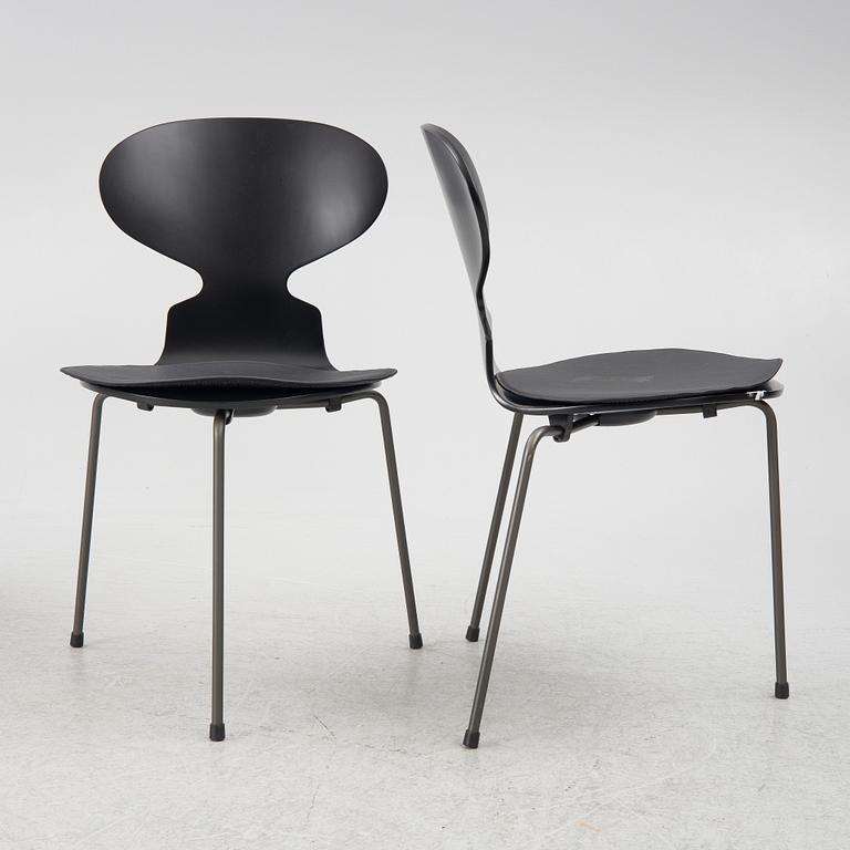 Arne Jacobsen, stolar, 4 st, "Myran", Fritz Hansen, Danmark, 1900-talets andra hälft resp 2024.
