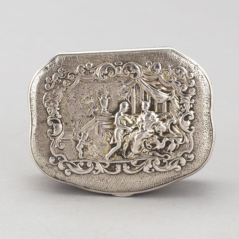 LUKTDOSA, silver, GBL, Stockholm, otydliga åldersstämplar, troligen 1800-talets andra hälft. Vikt ca 94 gram.