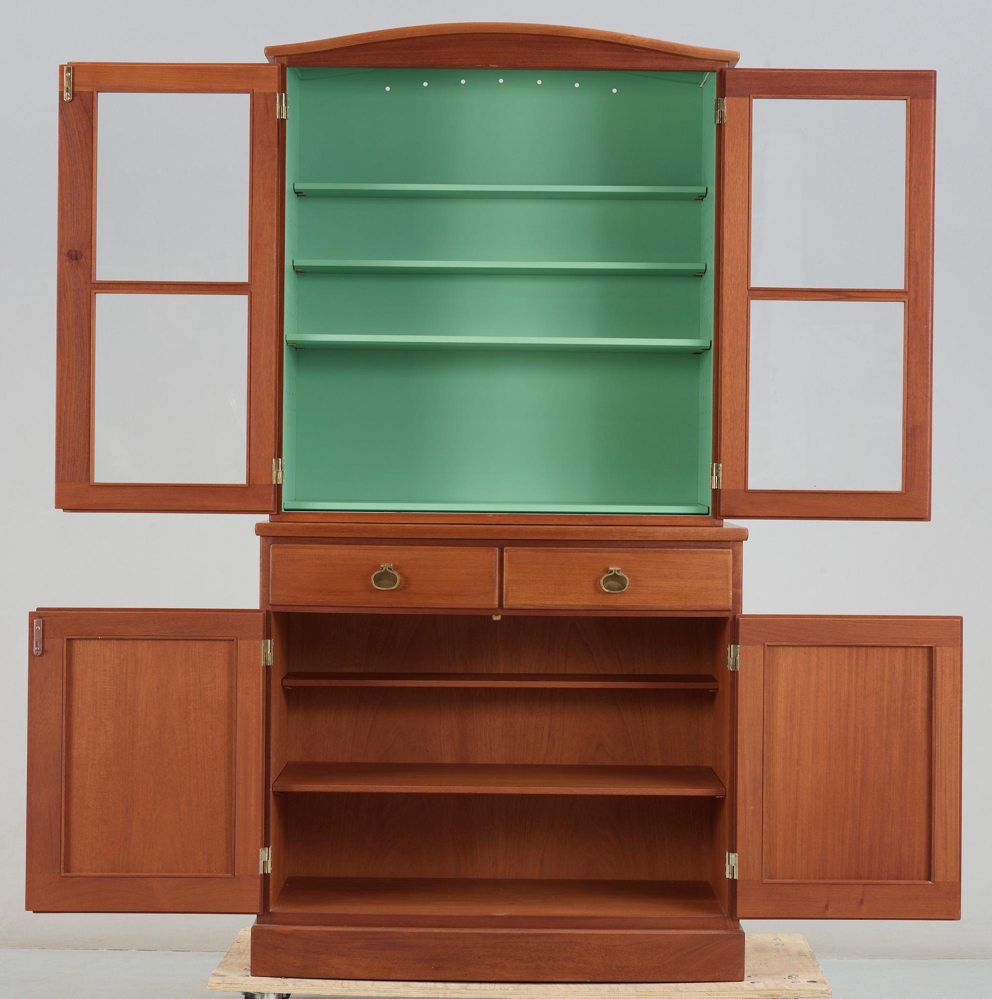 VITRINSKÅP, ur "Triva-serien", design Kerstin Hörlin Holmquist för Nordiska Kompaniet.