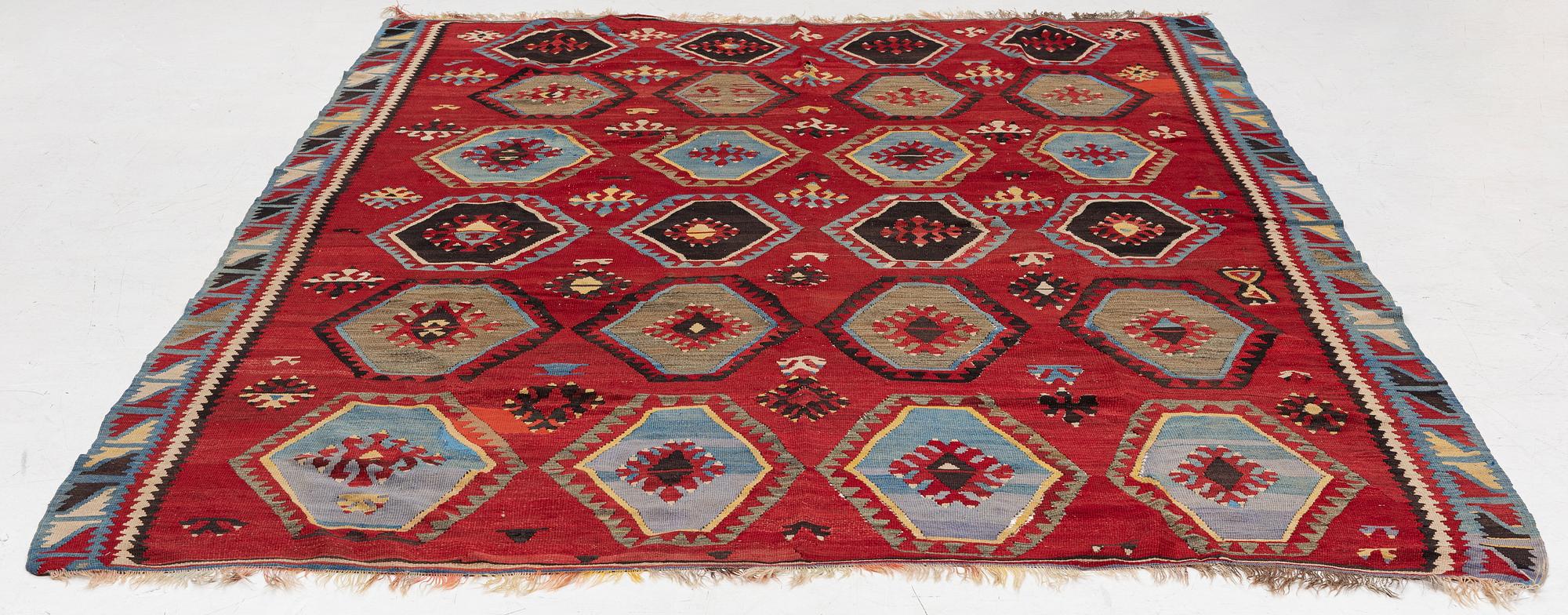 An antique/semi-attique kelim carpet, c. approx. 320 x 222 cm.
