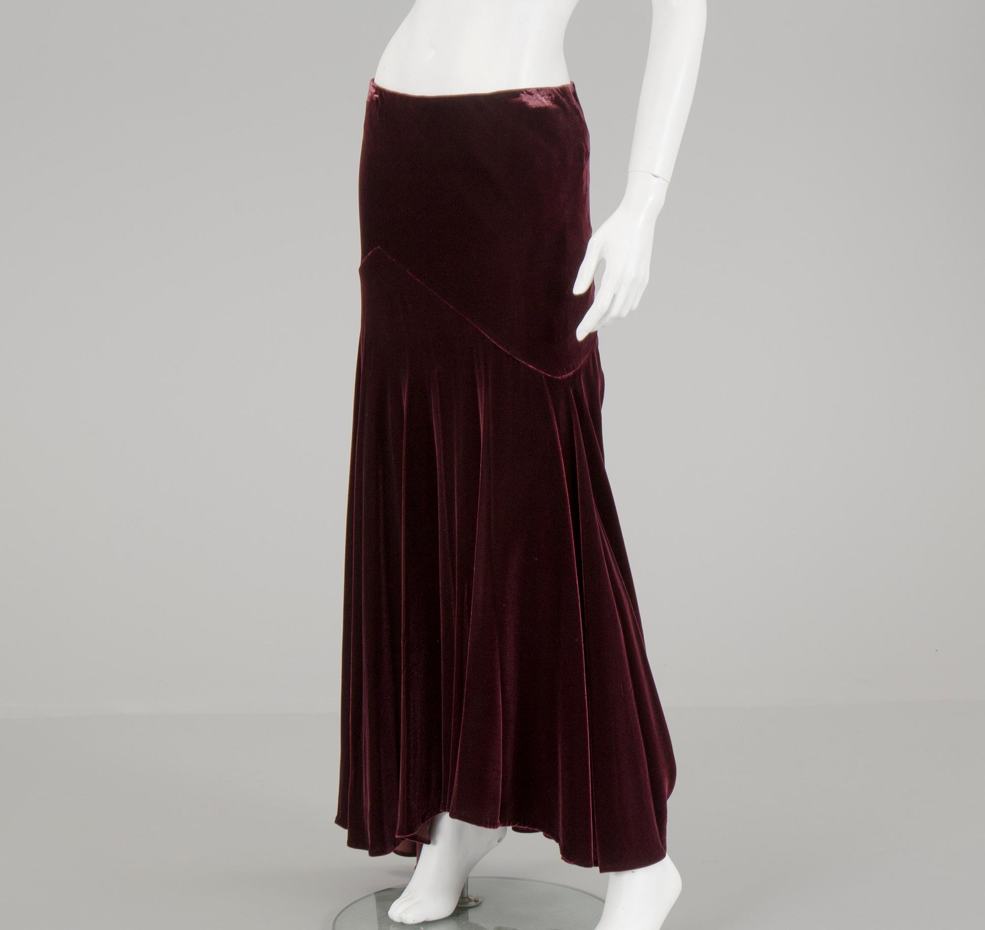 A skirt by Ralph Lauren , in size 4(USA).