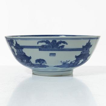 A blue and white export porcelain bowl, China, Qing dynasty early 19th century.