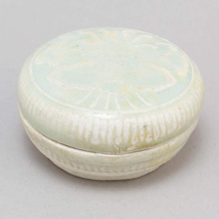 A glazed box with cover, Song/Yuandynastin (960-1368).