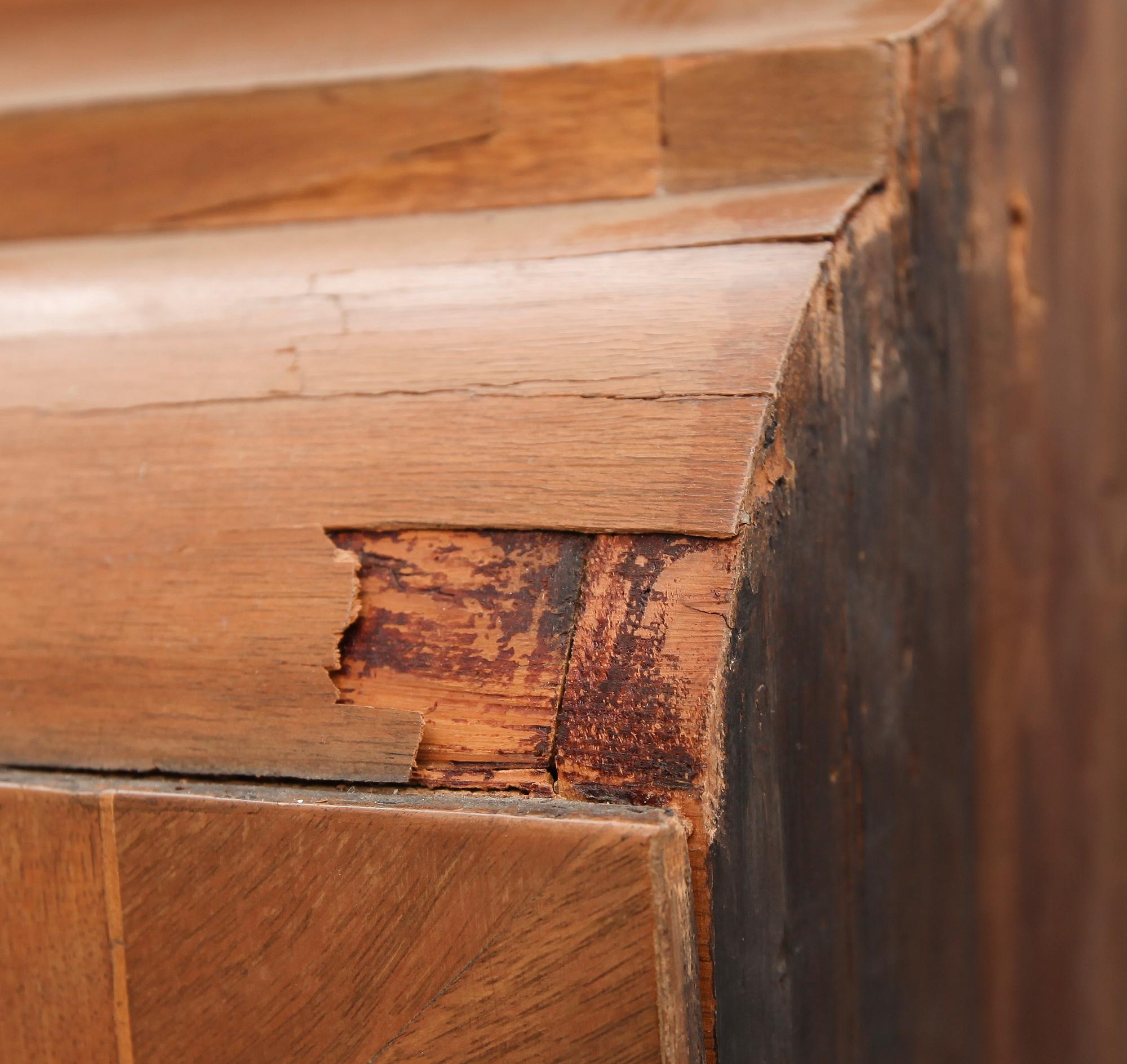 SKÅP PÅ BENSTÄLLNING, delvis rokoko, Sydeuropa, 1700-/1900-tal.