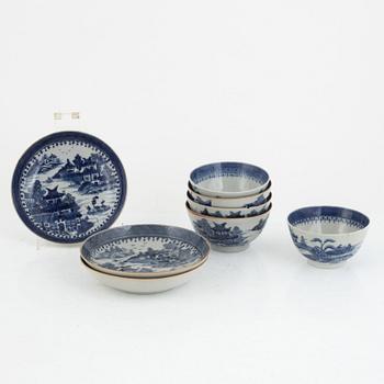 Five Chinese blue and white bowls and three plates, Qing Dynasty, circa 1800.