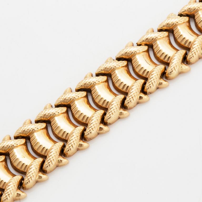 18K gold bracelet.