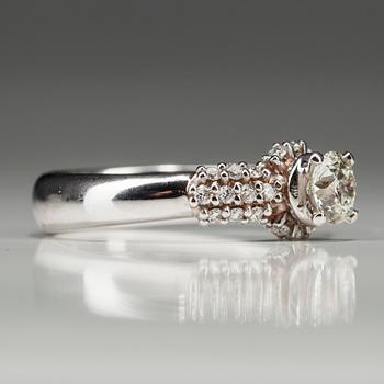 RING, vitguld 18K med diamanter. Mittstenen 0,52 ct L/SI1. 26 små diamanter tot 0,35 ct H/SI1. Intyg.
