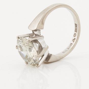 A RING set with a brilliant-cut diamond.