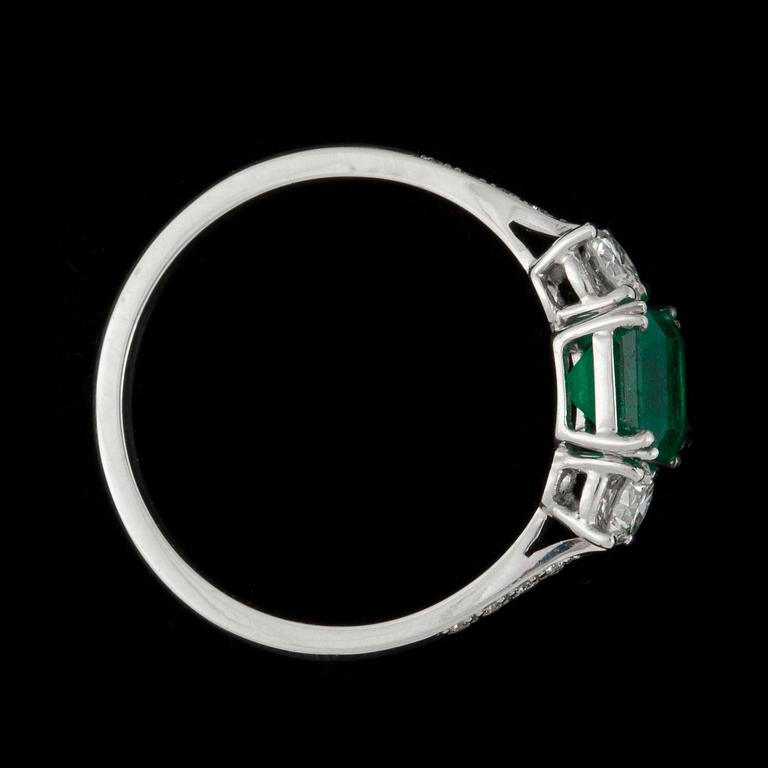 An emerald ring, 1.09 cts, set with brilliant cut diamonds tot. 0.36 cts.