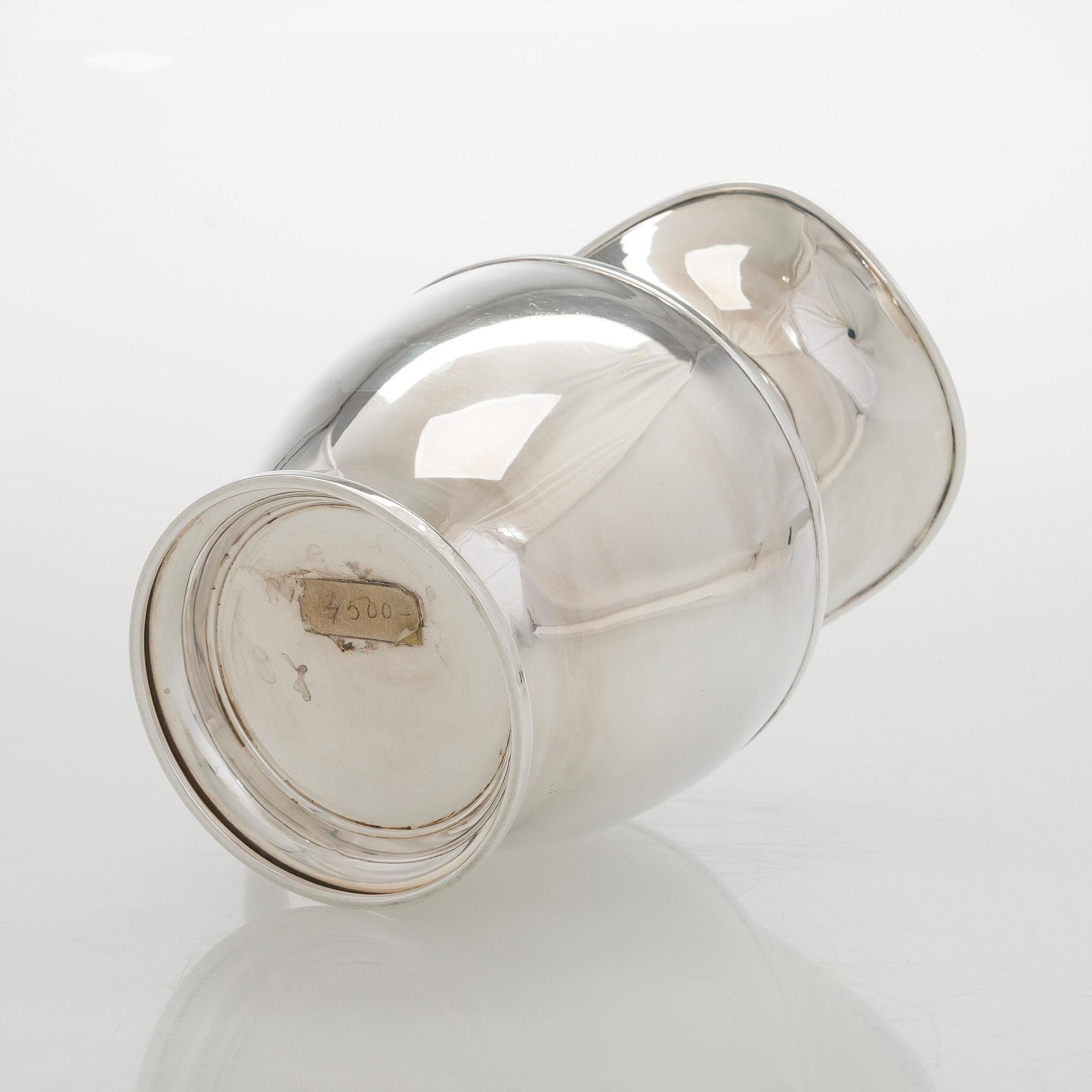 A sterling silver jug, Ellis Bros England.