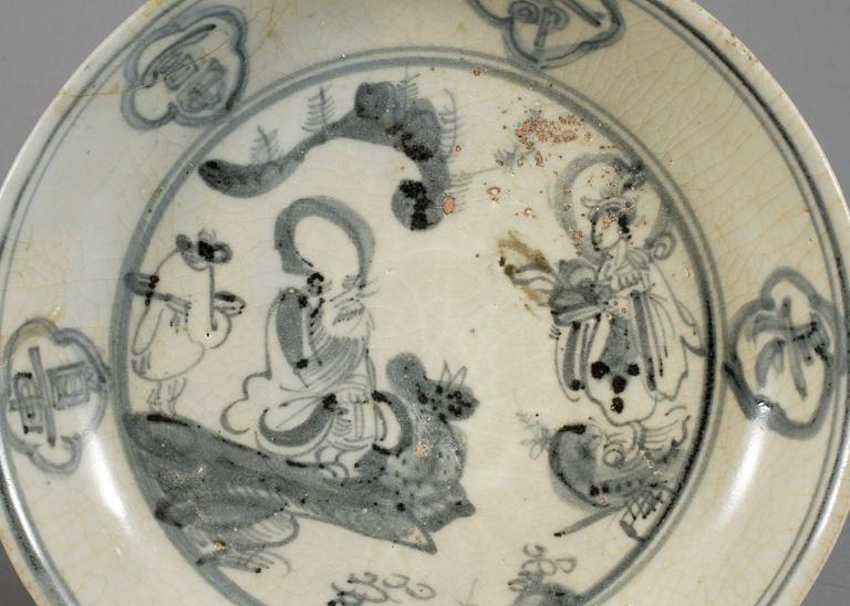 TALLRIKAR, ett par, porslin, Kina, varav en Ming (1368–1644) samt en Qing dynastin, 1800-tal.